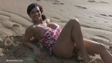 海滩上的性感少女棕发