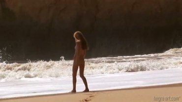 裸体海滩上的淫荡娇娃 - 金发和棕发的小胸青少年